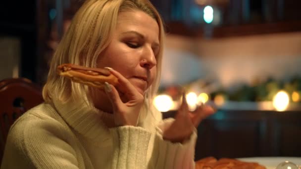 一个孤独的白人女人吃甜甜的甜食的画像 一边叹息一边想 思考问题的漂亮女士晚上一个人呆在家里 孤独的概念 — 图库视频影像