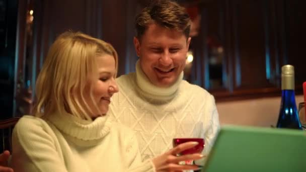 Joyful Adfult Couple Toasting Chatting Online Using Video Chat Tablet — ストック動画