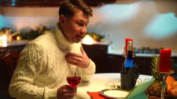 Счастливый Человек Сидящий Столом Красным Вином Позитивный Белый Парень Встречается — стоковое видео