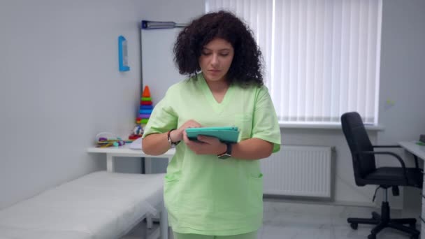 Hastanedeki Internet Geçmişini Kontrol Eden Zeki Konsantre Olmuş Kafkas Doktorunun — Stok video