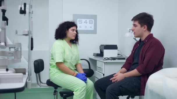 Positive Ophthalmologist Listening Patient Talking Complaining Bad Eyesight Side View — Vídeo de Stock