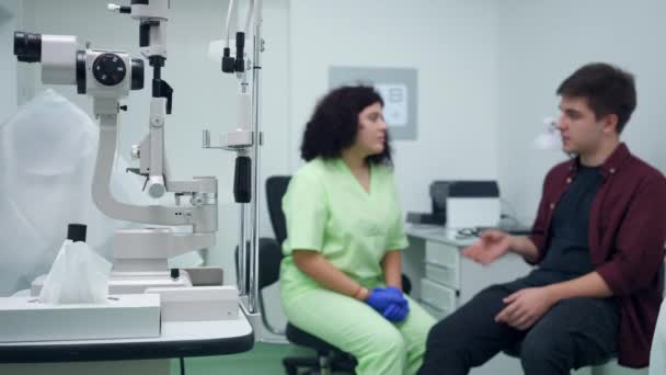 Close Autorefractor Hospital Blurred Doctor Patient Talking Background Caucasian Ill — Vídeos de Stock