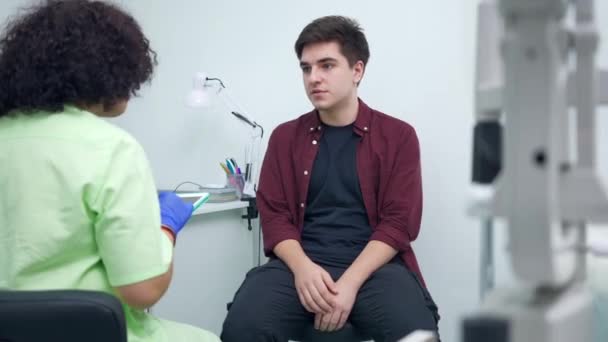 Jovem Com Visão Consultando Médico Hospital Falando Como Oftalmologista Profissional — Vídeo de Stock