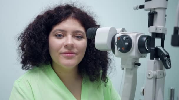 Portrait Confident Positive Woman Sitting Retina Camera Ophthalmologic Clinic Smiling — 图库视频影像