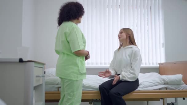 Счастливая Женщина Благодарит Доктора Уход Пожимая Руку Врачу Сидящему Кровати — стоковое видео