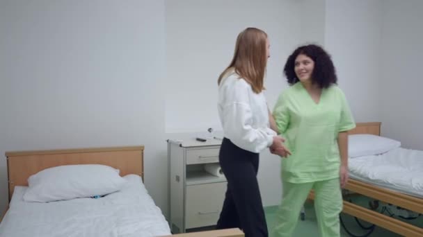 Кавказский Врач Пациент Разговаривают Выходя Больничной Палаты Помещении Молодые Женщины — стоковое видео