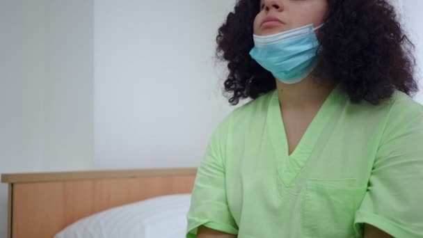Портрет Молодого Лікаря Який Молиться Лікарні Від Коронавірусної Пандемії Сумно — стокове відео