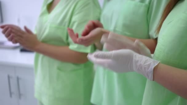 Tres Mujeres Irreconocibles Uniforme Laboratorio Aplaudiendo Pie Clínica Médica Interior — Vídeos de Stock