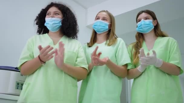 Positiivinen Luottavainen Naisten Lääketieteellinen Yhtenäinen Kasvonaamio Taputus Iloitseva Tutkimus Menestys — kuvapankkivideo