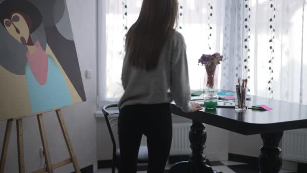 Modern Picture Room Slim Young Woman Entering Sitting Table Thinking — Stock Video