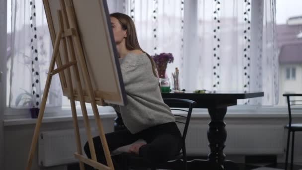 Sebevědomý Štíhlý Malíř Sedící Lotosu Pózuje Kreslení Židlí Portrét Koncentrované — Stock video