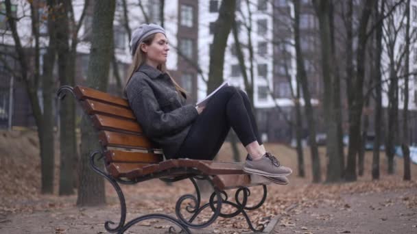 Wide Shot Charming Joyful Woman Sitting Bench Thinking Drawing Sketch — Vídeos de Stock