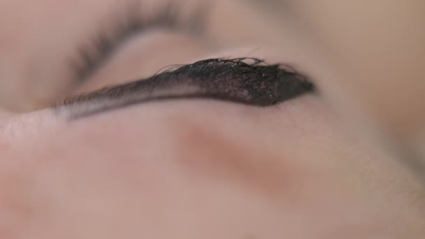 Rack Focus Female Tattooed Eyebrow Hands Gloves Appearing Microblading Pen — Vídeo de stock