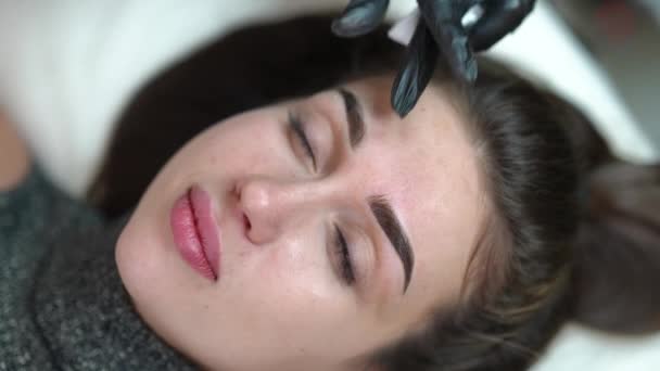 Top View Satisfied Woman Beauty Salon Tattoo Master Doing Permanent — Vídeos de Stock