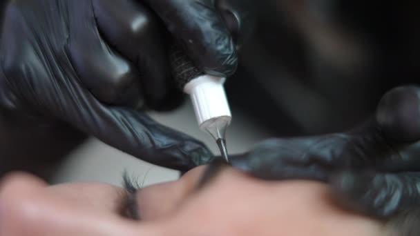 Close Hand Tattoo Master Using Microblading Pen Injecting Ink Eyebrow — стоковое видео