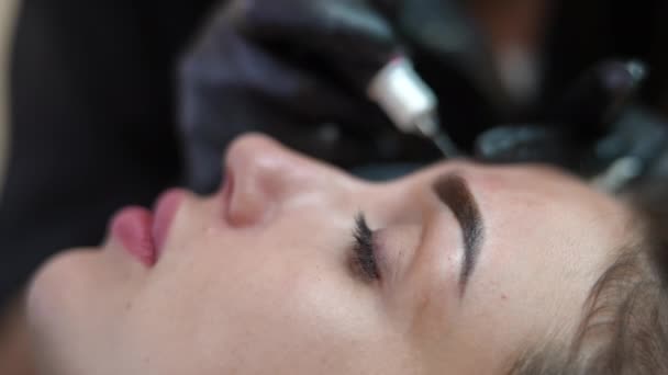 Side View Face Woman Tattooed Eyebrow Blurred Beautician Hands Tattooing — Vídeos de Stock