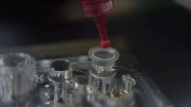 Close Rode Pigment Druppels Vallen Ring Cup Voor Microblading Tatoeëren — Stockvideo