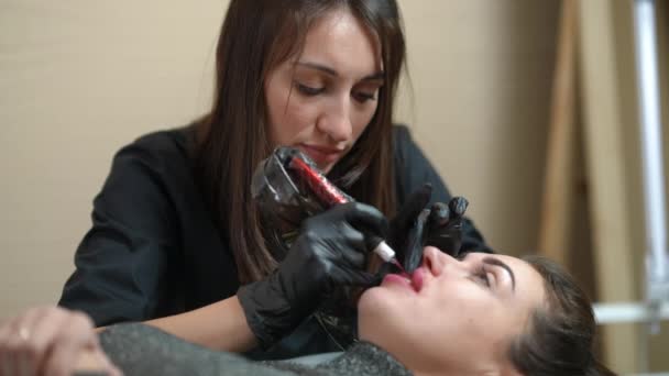 Professional Tattoo Master Doing Permanent Makeup Gorgeous Young Caucasian Woman — Vídeos de Stock