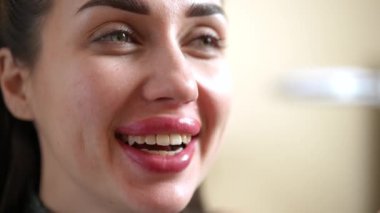 Makyajlı ve dişlek gülüşlü, neşeli, beyaz bir kadın. Kapalı alanda gülümseyen, mutlu, mutlu, bin yıllık bayanın yakın plan portresi.