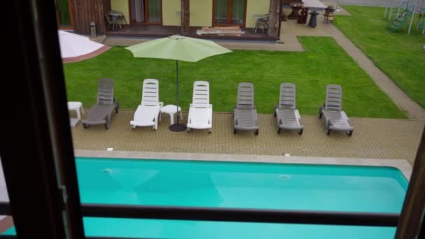 Blue Swimming Pool Deck Chairs Poolside Tourist Resort Outdoors Live — Vídeos de Stock
