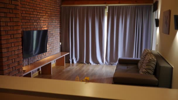 Wide Shot Comfortable Couch Front Modern Set Indoors Tourist Resort — Vídeos de Stock