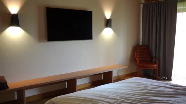 Panning Right Left Wall Modern Big Set Comfortable Hotel Room — Vídeos de Stock