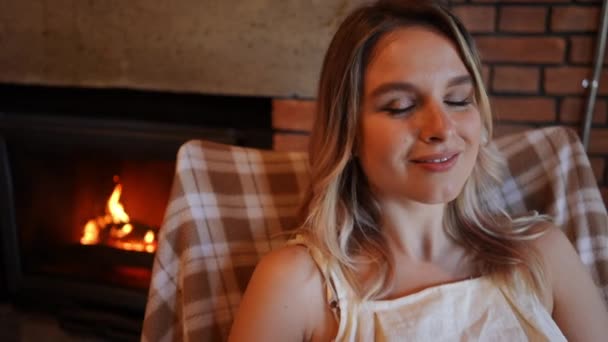 Close Portrait Happy Relaxed Beautiful Young Woman Sitting Right Flame — Stockvideo