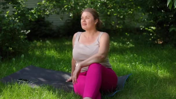 Positive Size Woman Sitting Green Grass Garden Enjoying Summer Day — Stok Video