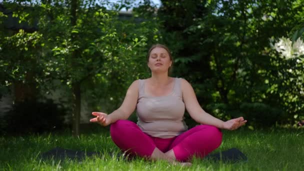 Wide Shot Confident Relaxed Size Yogi Sitting Lotus Pose Summer — Stok video