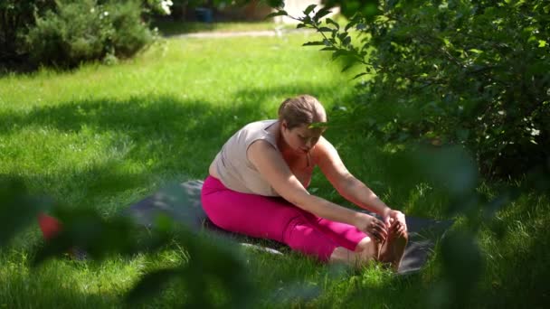 Overweight Sportswoman Sitting Exercise Mat Stretching Muscles Warming Outdoors Slow — Stok Video