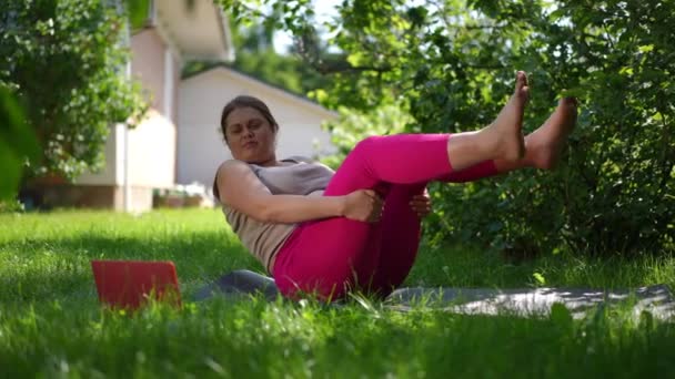 Overweight Caucasian Woman Exercising Watching Online Training Laptop Garden Falling — Vídeo de stock