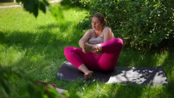 Motivated Size Woman Raising Leg Making Effort Bending Foot Head — Video Stock