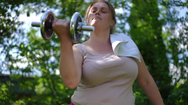 Portrait Size Sportswoman Screaming Lifting Heavy Dumbbell Slow Motion Outdoors — 图库视频影像