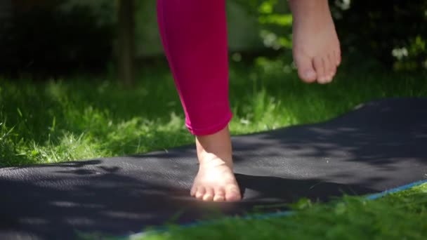 Barefoot Legs Size Caucasian Woman Running Place Exercise Mat Sunshine — Stok Video