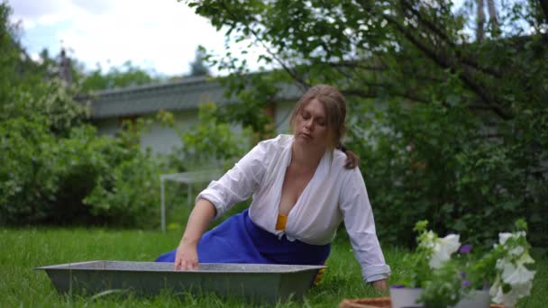 Wide Shot Brunette Caucasian Size Woman Sitting Green Meadow Garden — Stok video