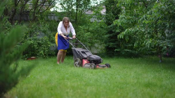 Motivated Size Woman Trimming Grass Garden Lawn Mower Walking Slow — Stockvideo
