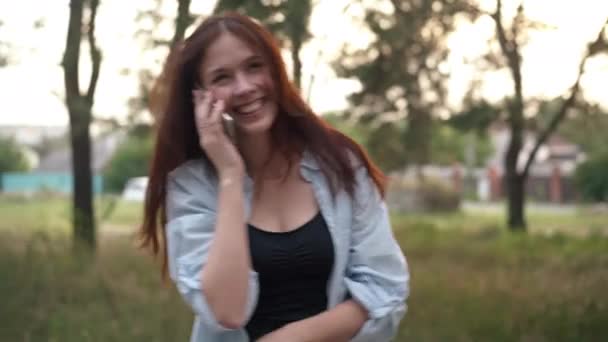 Relaxed Joyful Woman Laughing Talking Phone Standing Sunshine Outdoors Portrait — Stock videók