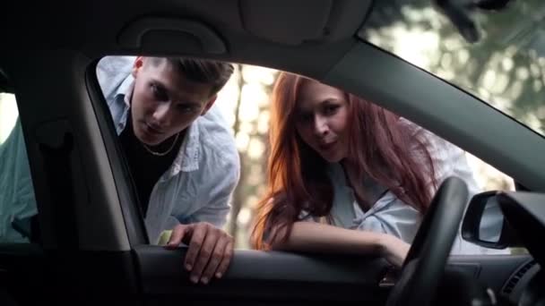 Shooting Car Positive Young Couple Talking Looking Smiling Caucasian Man – stockvideo