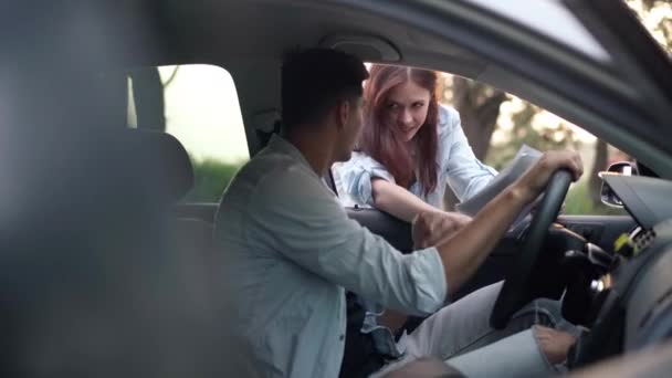 Side View Man Drivers Seat Talking Smiling Woman Asking Route — Stok Video