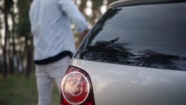 Close Car Backlight Blurred Young Caucasian Couple Walking Away Background — Vídeo de Stock