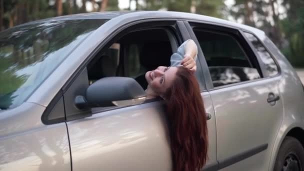 Zoom Happy Beautiful Woman Long Red Hair Drivers Seat Leaning — Stockvideo