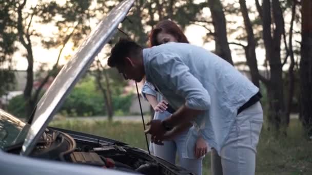 Портрет Сфокусированного Мужчины Склоняющегося Капоте Открытого Автомобиля Разговаривающего Женщиной Стоящей — стоковое видео