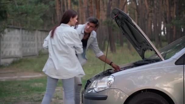 Λεπτή Γυναίκα Σηκώνεται Μανίκια Πόδια Για Ανοίξει Κουκούλα Αυτοκίνητο Σπρώχνει — Αρχείο Βίντεο