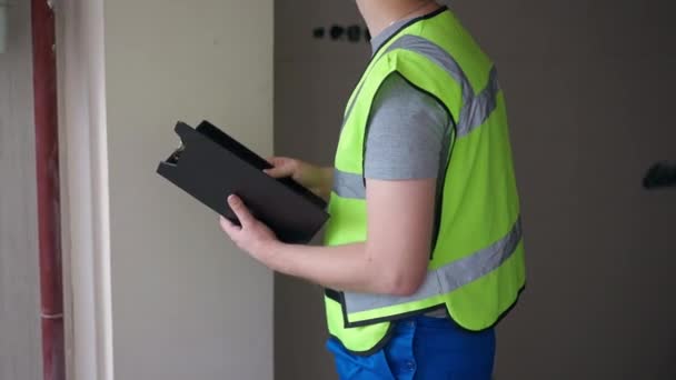 Side View Unrecognizable Young Architect Green Vest Paperwork Standing New — Stockvideo