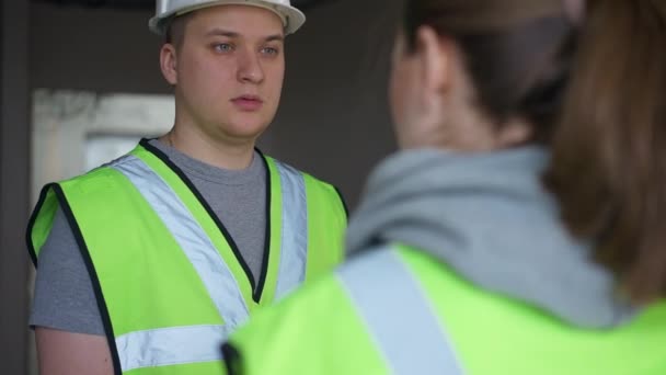 Portrait Male Builder Listening Female Foreperson Talking Smiling Confident Professional — ストック動画