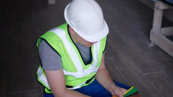 High Angle View Portrait Thoughtful Confident Worker Hard Hat Choosing — ストック動画