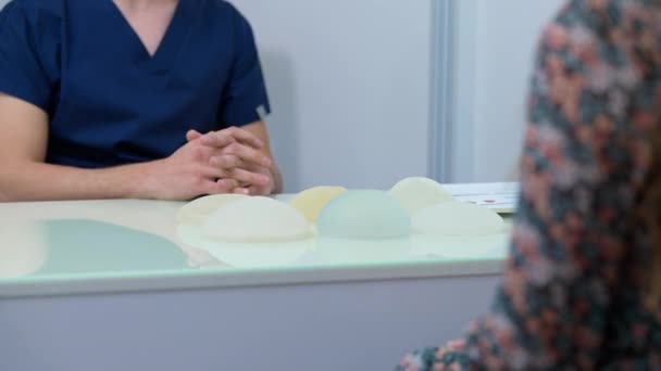 Breast Implants Table Medical Clinic Unrecognizable Doctor Patient Shaking Hands — Stockvideo