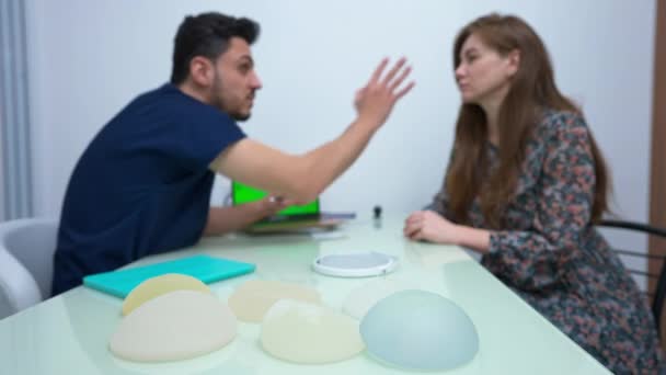 Close Implants Breast Augmentation Medical Clinic Blurred Doctor Gesturing Consulting — 图库视频影像