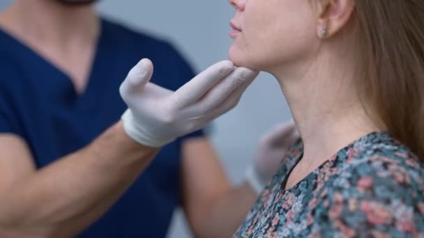 Close Doctor Hand Touching Chin Unrecognizable Patient Plastic Surgery Clinic — Vídeos de Stock