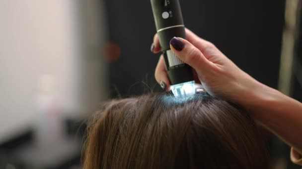 Side View Close Trichoscope Female Caucasian Hand Hair Salon Unrecognizable — Αρχείο Βίντεο